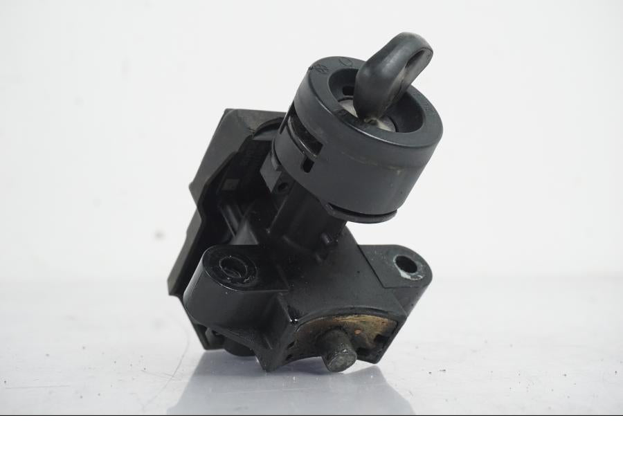 Baksidan på <p>Låssats från BMW R 1200 R 2007.</p>

<p>Tändningslås, antenn, tanklock, sadellås och 1st nyckel.</p> motorcykel.