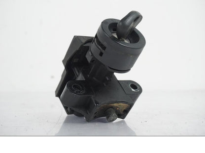 Baksidan på <p>Låssats från BMW R 1200 R 2007.</p>

<p>Tändningslås, antenn, tanklock, sadellås och 1st nyckel.</p> motorcykel.