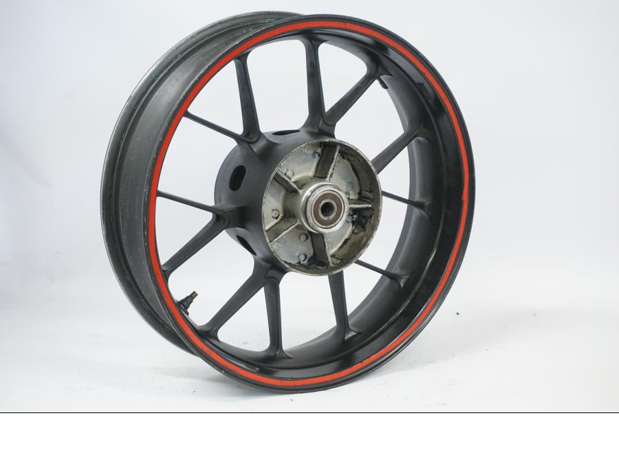 Baksidan på Fälg från en Honda CB 500 X -2015 motorcykel.