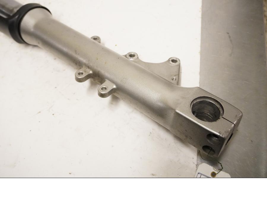 Baksidan på Gaffelben från en Kawasaki ZZR 1200 -2002 motorcykel.