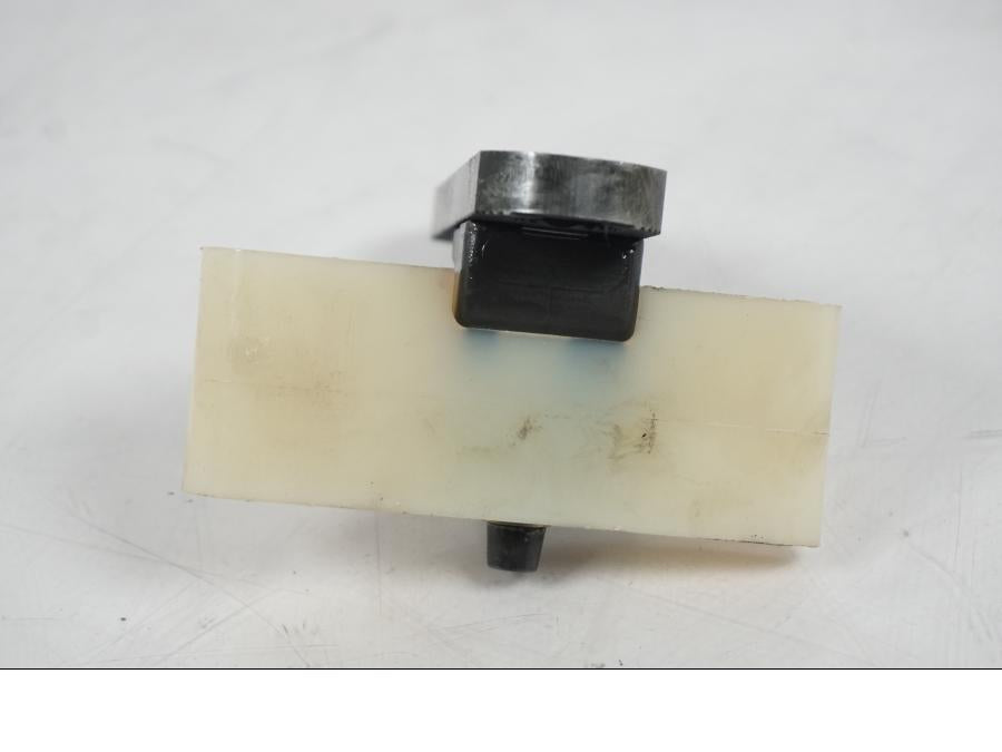 Vänster sida på Kedjesträckare från en H-D Softail Standard FXST -2001 motorcykel.