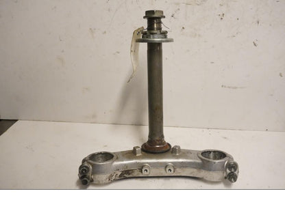 Framsidan på <p>Gaffelkrona nedre från Honda VFR 750 F 1988.</p>

<p>Utan lager. Okej skick.</p> motorcykel.