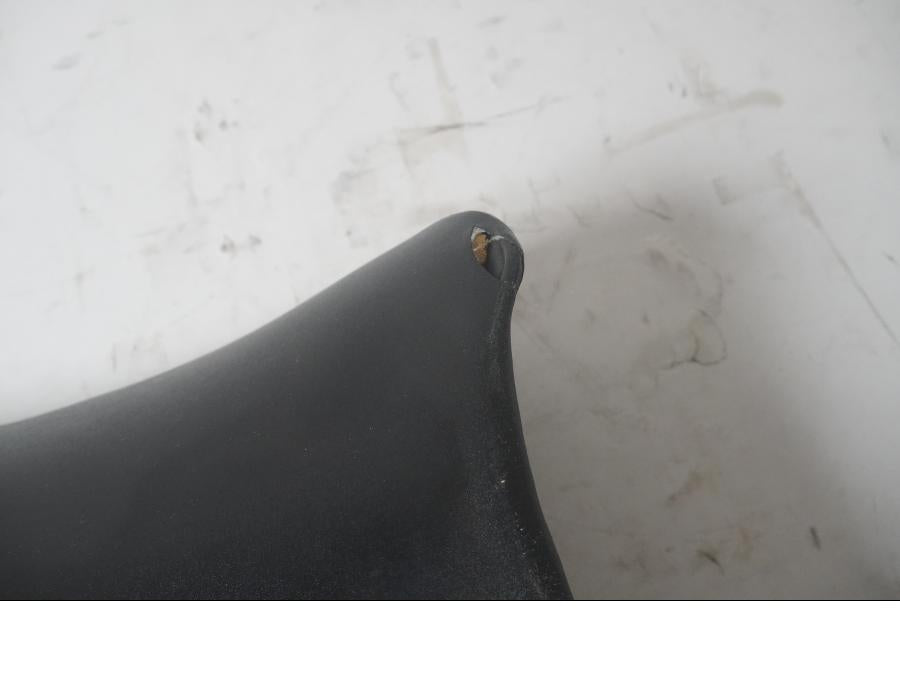 Vänster sida på Sadel från en Kawasaki ZX-9R -1996 motorcykel.