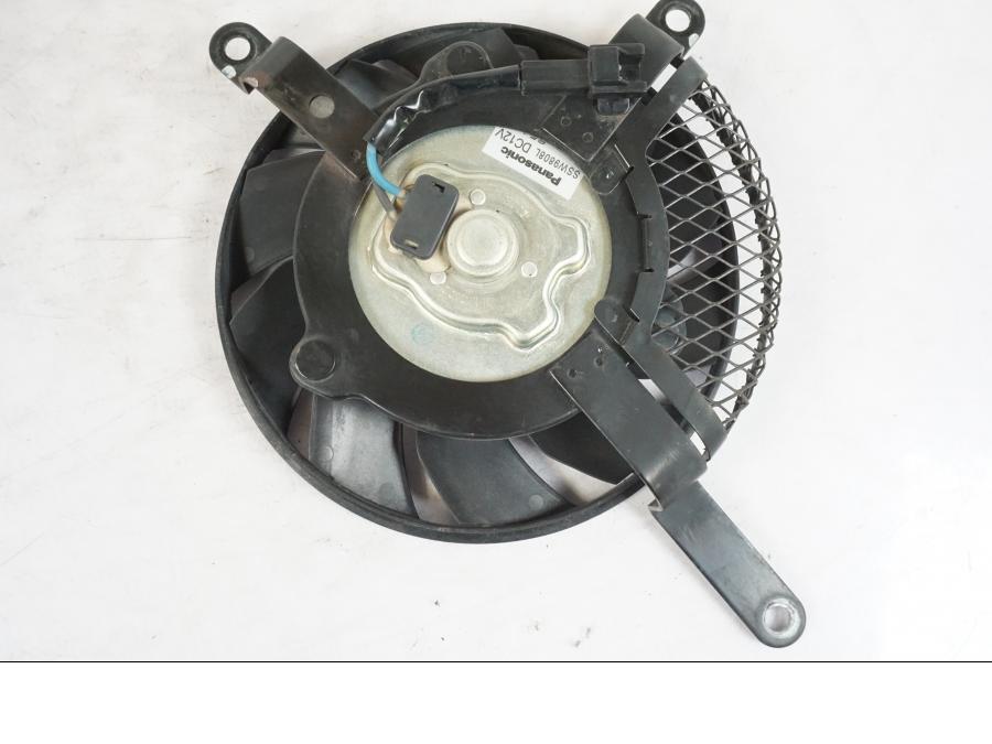 Baksidan på Vattenkylfläkt från en Suzuki GSX-R 750 -2007 motorcykel.