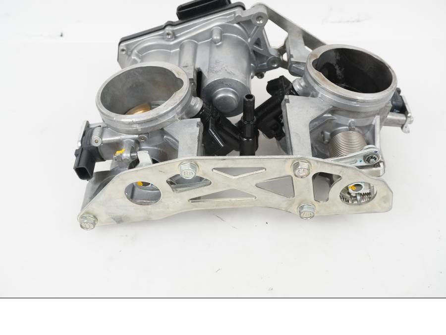 Vänster sida på Spjällhus från en KTM 1290 Super Adventure S -2022 motorcykel.