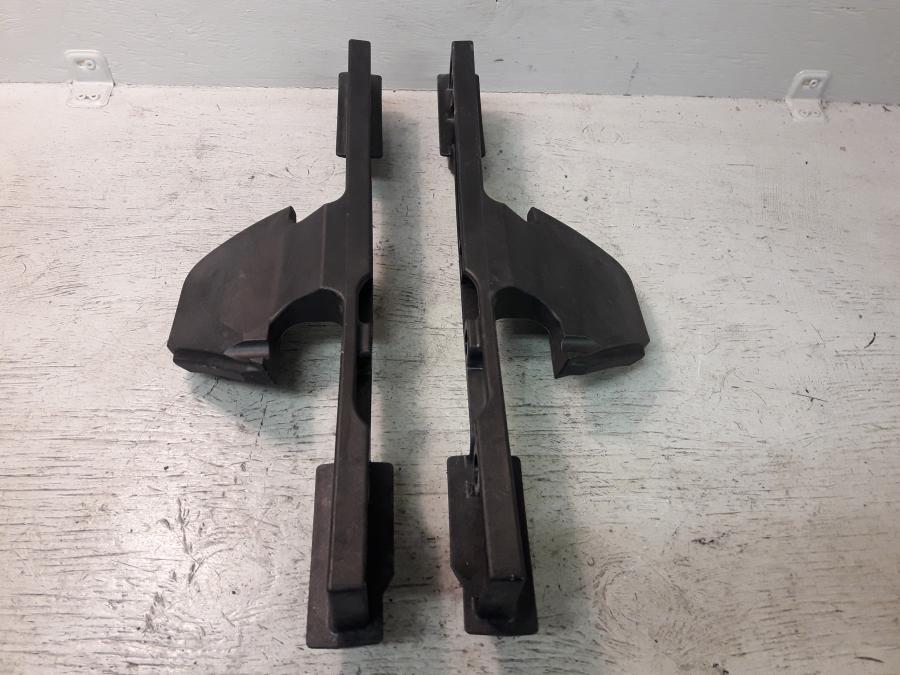 Framsidan på Sidoväskhållare från en Kawasaki GTR 1400 -2012 motorcykel.