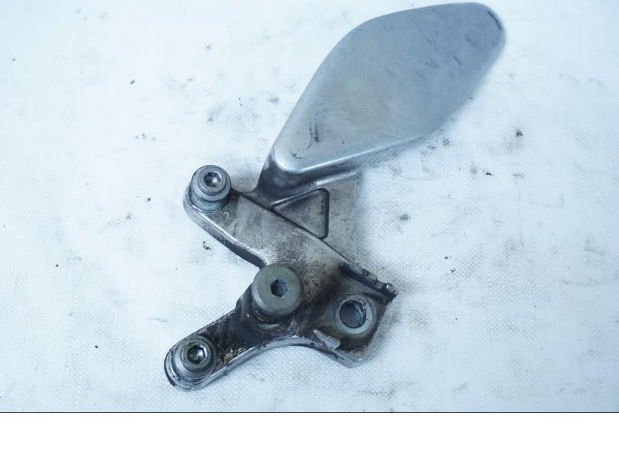 Framsidan på Fotpinnefäste från en Yamaha YZF 1000 R -1997 motorcykel.