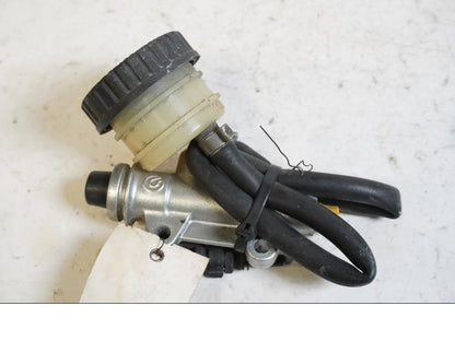 Framsidan på <p>Bromshuvudcylinder bak från BMW R 1200 GS 2007.</p>

<p>Med behållare.</p> motorcykel.