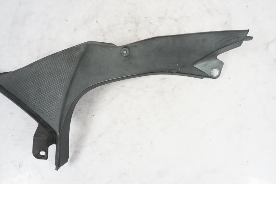 Höger sida på Instrumentkåpa från en Yamaha YZF-R 125 -2008 motorcykel.