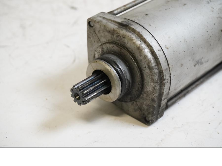 Baksidan på Startmotor från en BMW F 650 GS -2000 motorcykel.