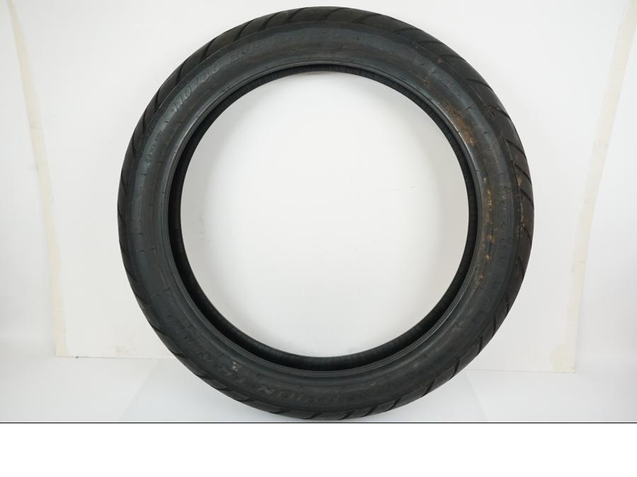 Framsidan på <p>Däck: Pirelli Scorpion Trail II.</p>

<p>Dimension: 110/80-R19 M/C 59W.</p>

<p>Tillv. 1022.</p>

<p>Mönsterdjup: ca. 80 %.</p> motorcykel.