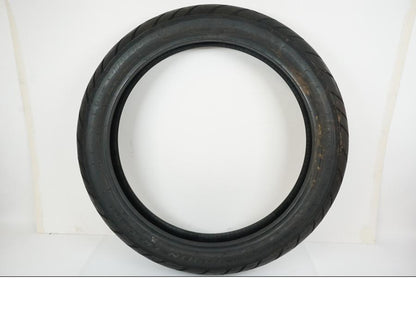 Framsidan på <p>Däck: Pirelli Scorpion Trail II.</p>

<p>Dimension: 110/80-R19 M/C 59W.</p>

<p>Tillv. 1022.</p>

<p>Mönsterdjup: ca. 80 %.</p> motorcykel.