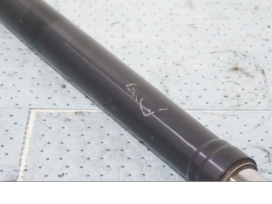 Snett nerifrån på Gaffelben från en KTM 690 Duke -2008 motorcykel.