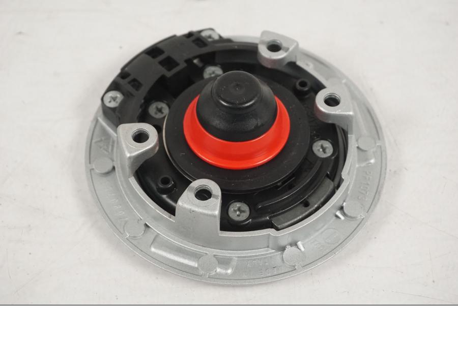 Extrabild3 på <p>Låssats från BMW F 800 R 2010.</p>

<p>Tändningslås med antenn lite ful i ena fästet, tanklock, sadellås och 1st nyckel.</p> motorcykel.