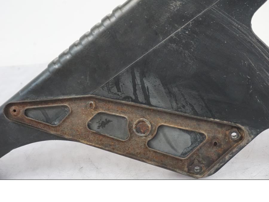 Vänster sida på Kedjeskydd från en Kawasaki KL 650A -1987 motorcykel.