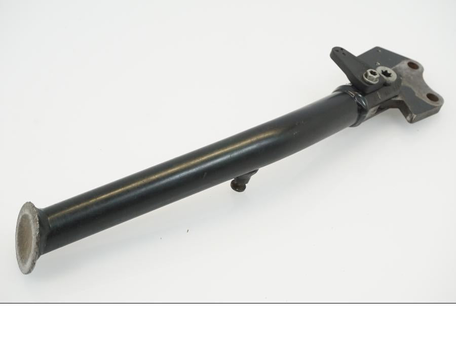 Snett nerifrån på Sidostöd från en KTM 690 Duke -2012 motorcykel.