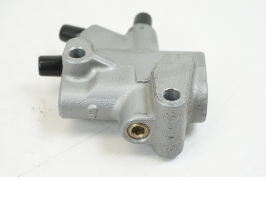 Baksidan på Bromsfördelare från en Honda VFR 800 -2003 motorcykel.