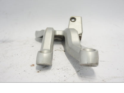 Snett uppifrån på Fotpinnefäste från en Suzuki DL 1000 -2003 motorcykel.