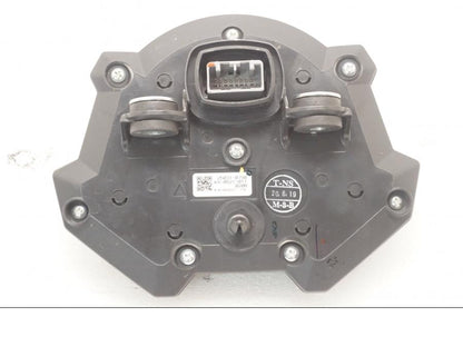 Baksidan på Instrumentpanel från en Kawasaki Z 400 -2020 motorcykel.