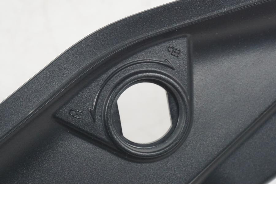 Vänster sida på Sidopanel från en Ducati Hyperstrada -2013 motorcykel.