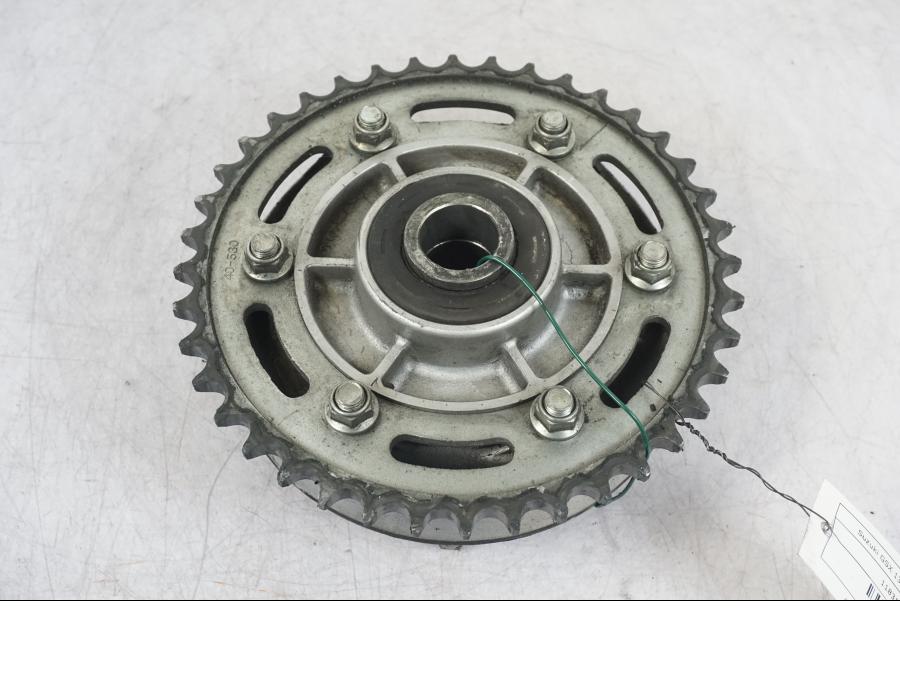 Framsidan på Drevfäste från en Suzuki GSX 1300 RX -1999 motorcykel.