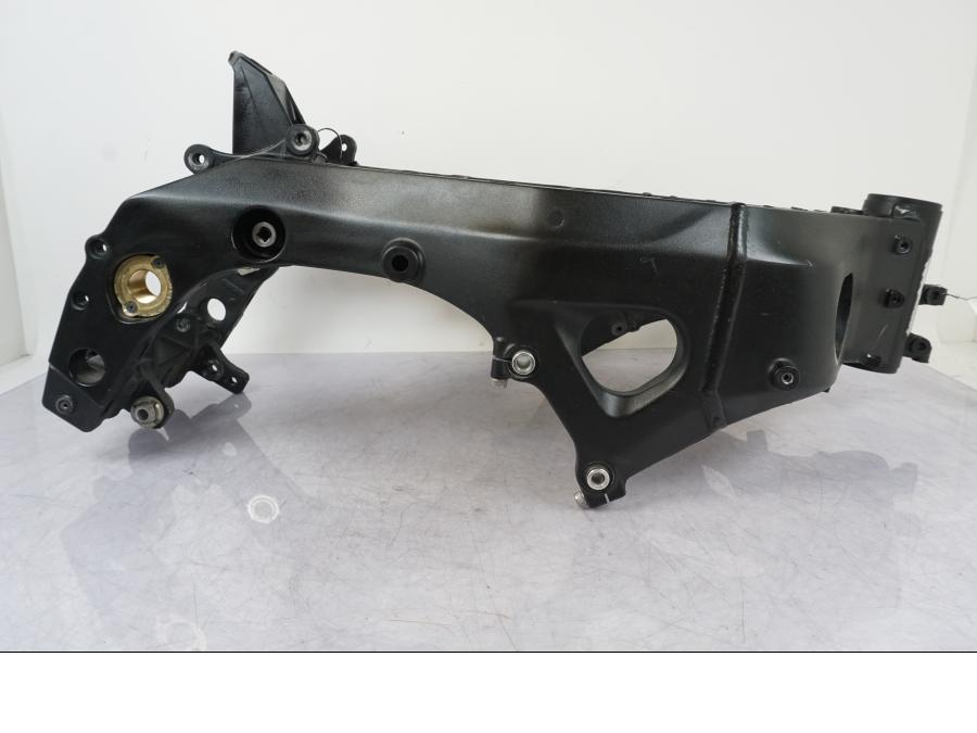 Snett nerifrån på Ram från en Suzuki GSX-R 1000 -2007 motorcykel.