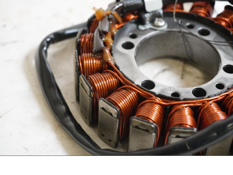 Baksidan på Generator från en Kawasaki Z 1000 -2008 motorcykel.