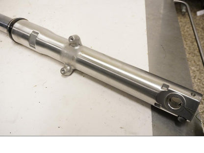 Vänster sida på Gaffelben från en Honda VT 1100 C -2000 motorcykel.