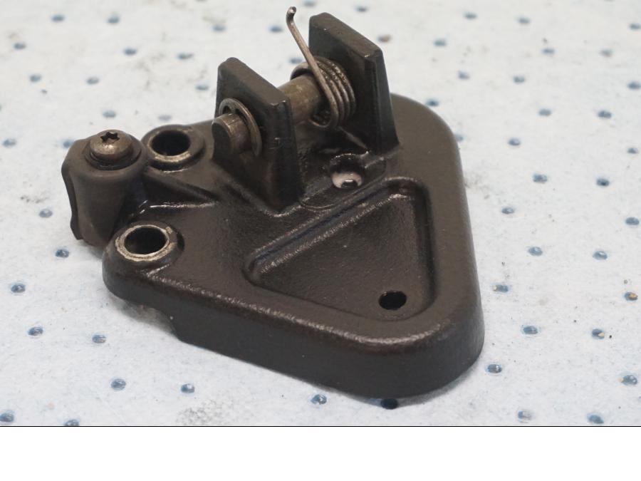 Framsidan på Fotpinnefäste från en Triumph Tiger -2001 motorcykel.