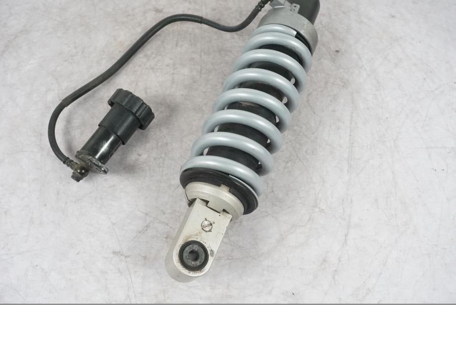 Baksidan på Stötdämpare från en BMW R 1150 GS/A -2002 motorcykel.
