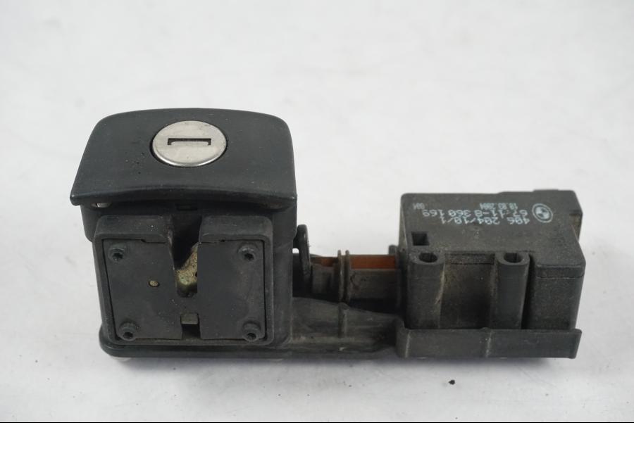 Vänster sida på <p>Låssats från BMW K 1200 LT 2004.</p>

<p>Tändningslås, tanklock, tankplastlås och 1st nyckel.</p> motorcykel.