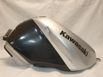 Framsidan på Bensintank från en Kawasaki ZX-6R -2002 motorcykel.