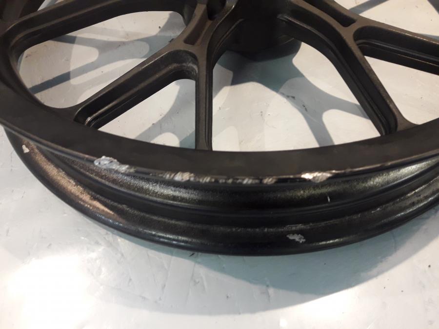 Höger sida på Fälg från en Aprilia RS 125 -2017 motorcykel.