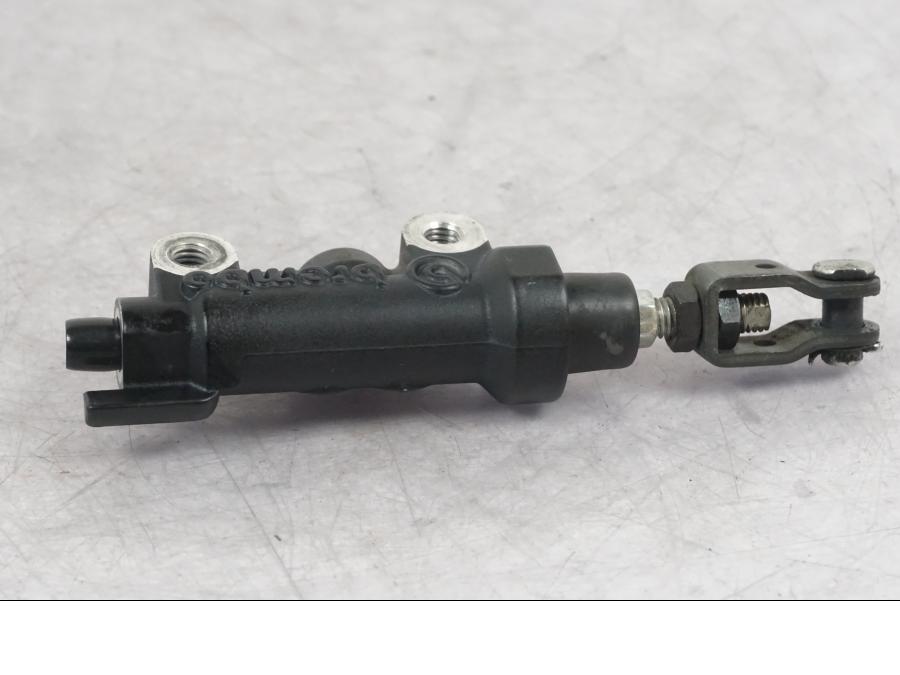 Snett nerifrån på Bromshuvudcylinder från en Yamaha MT-09 -2016 motorcykel.