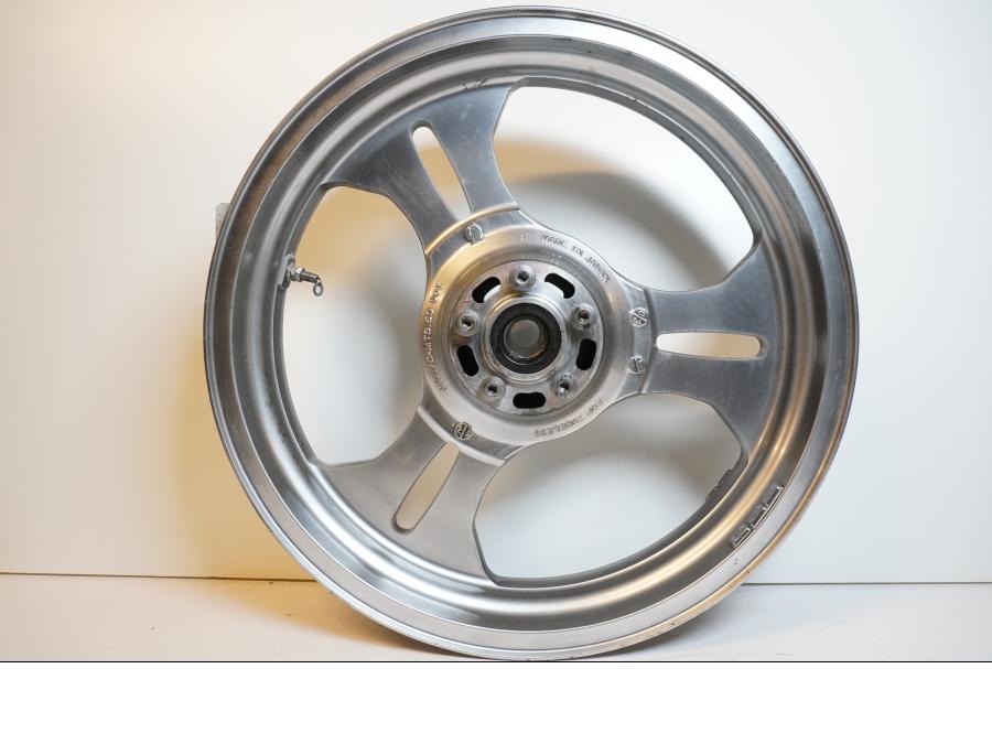 Snett nerifrån på Fälg från en Kawasaki VN 1600 Mean Streak -2004 motorcykel.