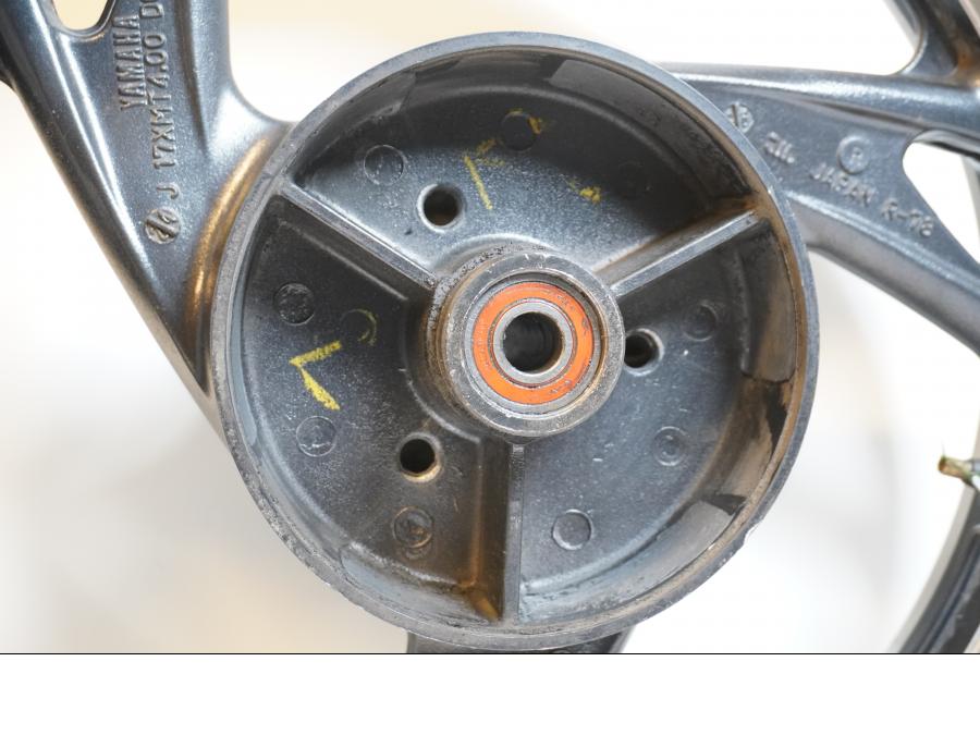 Baksidan på Fälg från en Yamaha TDM 850 -1996 motorcykel.