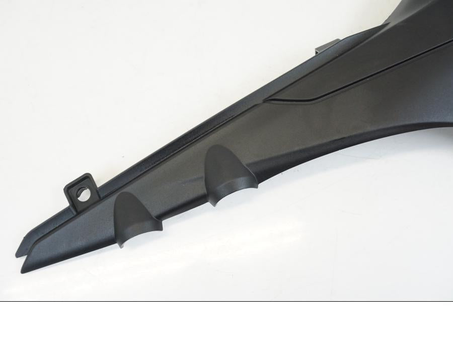 Snett uppifrån på Sidopanel från en Ducati Streetfighter V4 -2020 motorcykel.