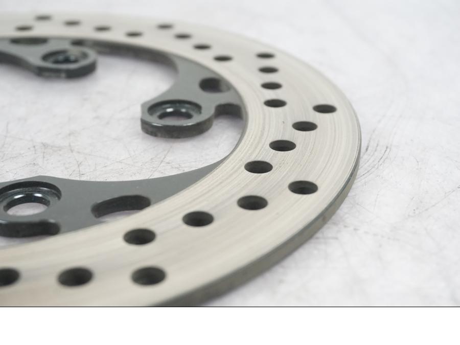 Baksidan på Bromsskiva från en Suzuki GSX-R 600 -2005 motorcykel.