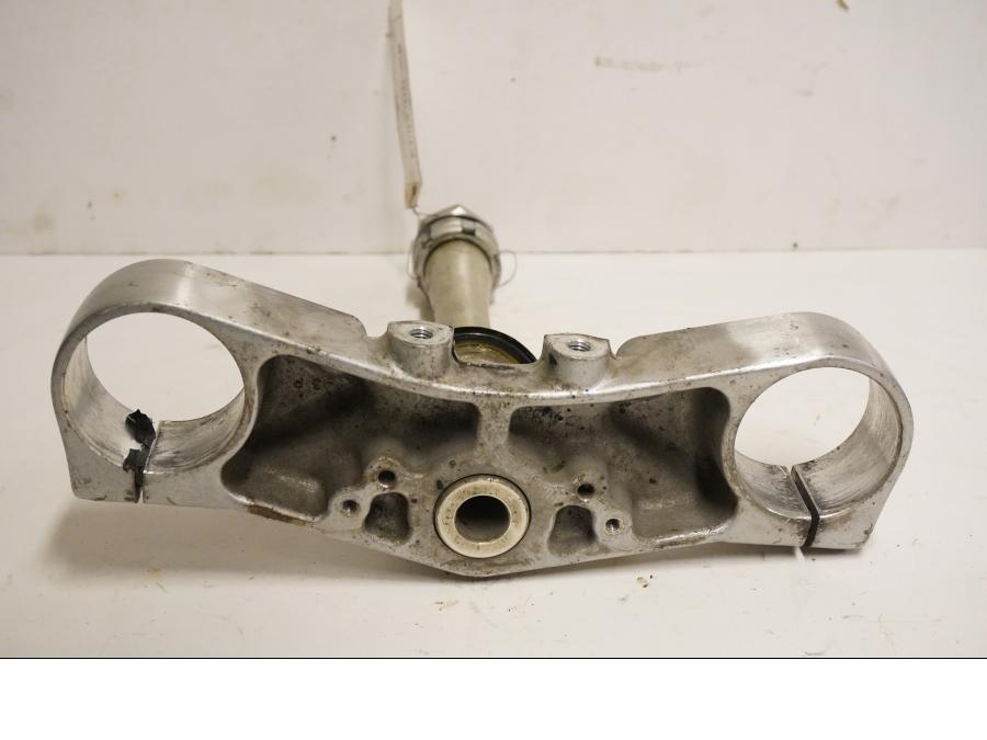 Baksidan på Gaffelkrona från en Yamaha XV 1700 -2003 motorcykel.