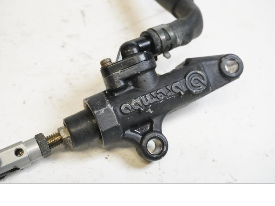 Baksidan på Bromshuvudcylinder från en Yamaha YZF R6 -2000 motorcykel.