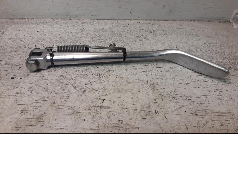 Framsidan på Sidostöd från en Suzuki VZ 1600 -2005 motorcykel.