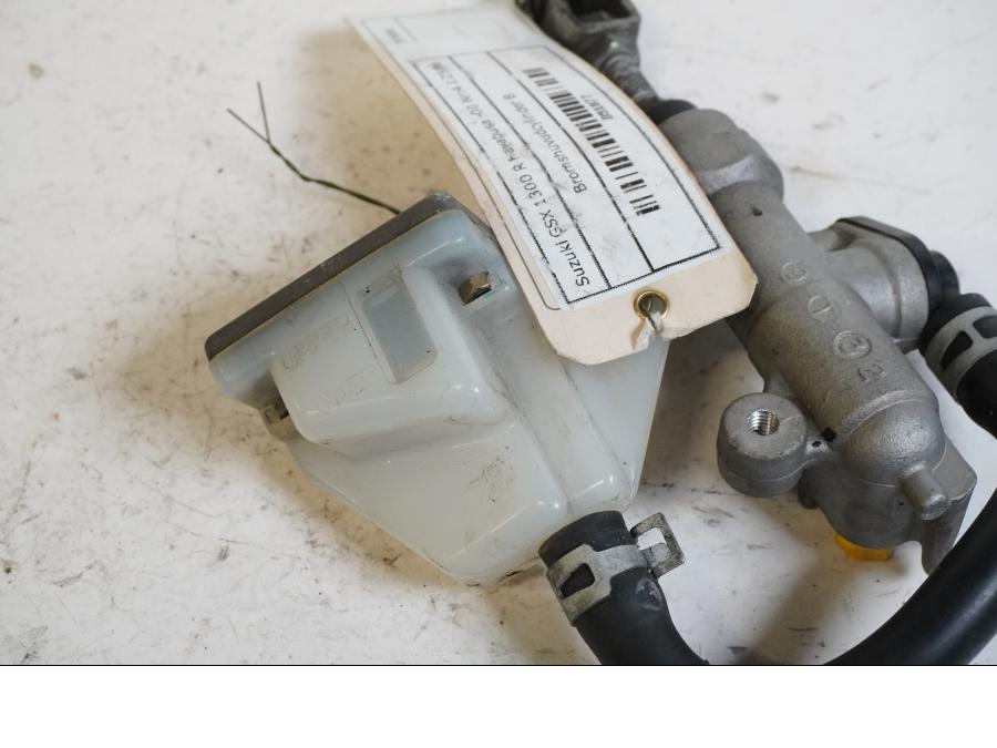 Baksidan på Bromshuvudcylinder från en Suzuki GSX 1300 R -2000 motorcykel.