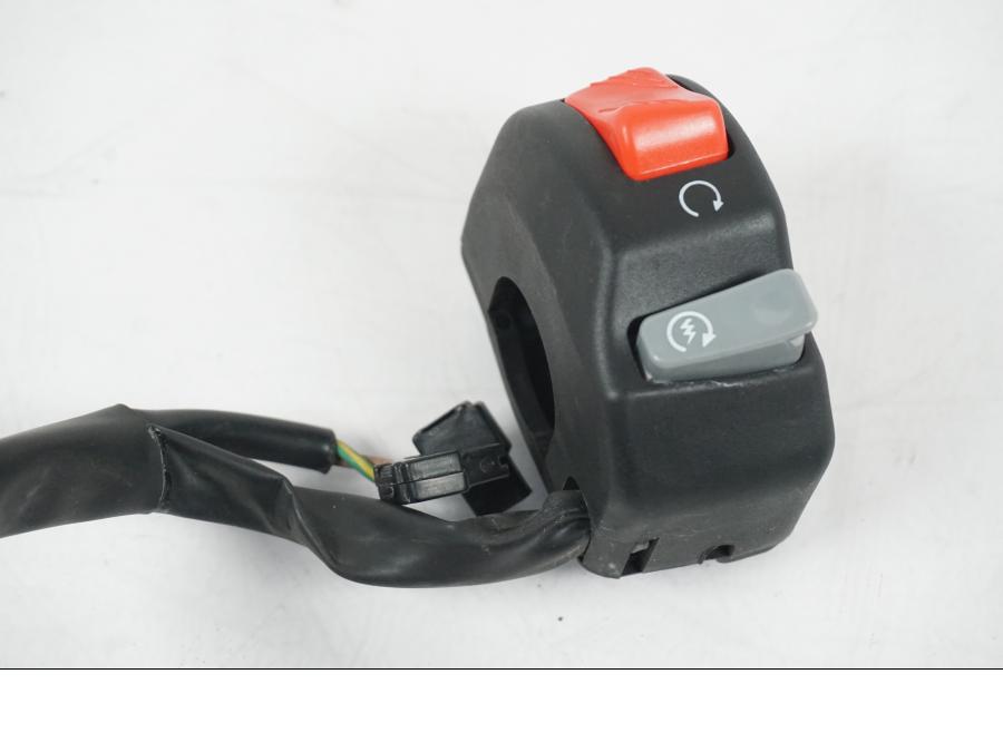 Vänster sida på Styrelreglage från en Yamaha YZF 1000 R1 -2007 motorcykel.