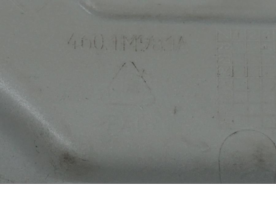 Vänster sida på Bensintankskåpa från en Ducati Desert X -2022 motorcykel.