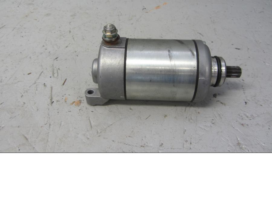 Framsidan på Startmotor från en Honda CB 1000 R -2010 motorcykel.