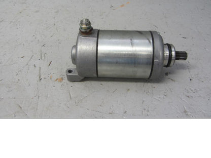 Framsidan på Startmotor från en Honda CB 1000 R -2010 motorcykel.