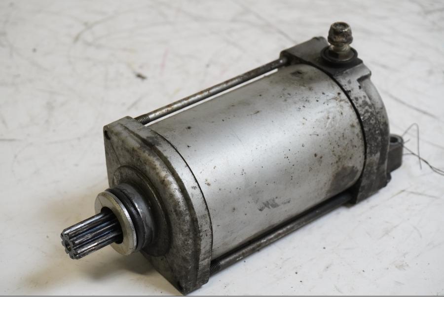 Framsidan på Startmotor från en BMW F 650 GS -2000 motorcykel.