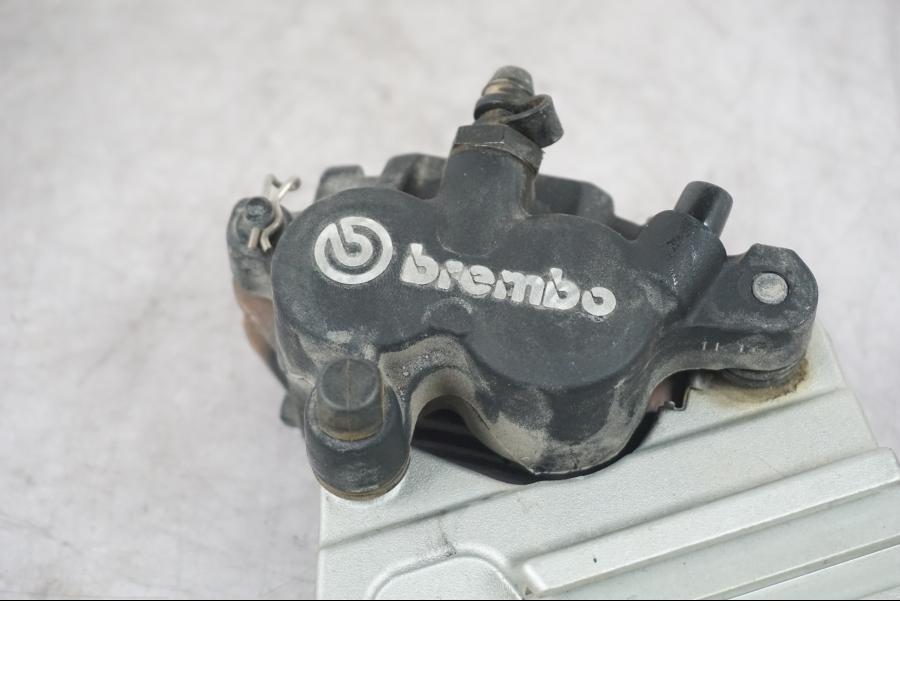 Baksidan på Bromsok från en KTM 1290 Super Adventure S -2022 motorcykel.