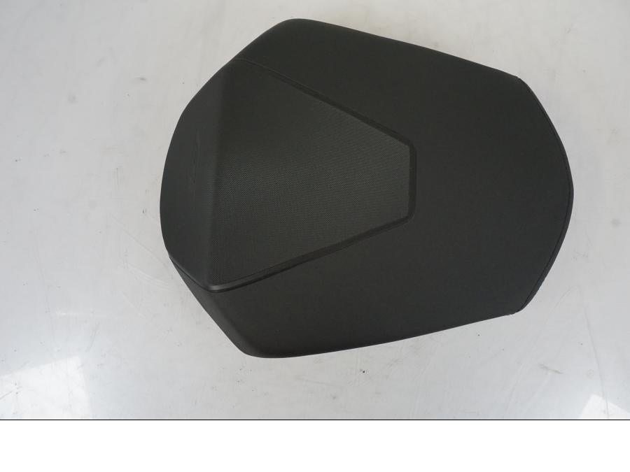 Snett nerifrån på Sadel från en KTM 1290 Super Duke -2019 motorcykel.