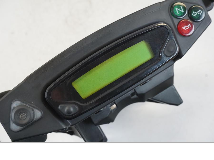 Baksidan på Instrumentpanel från en Husqvarna 701 Supermoto -2020 motorcykel.